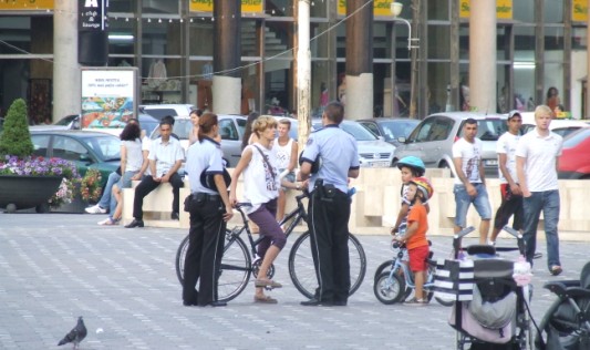 politistii si biciclistii in piata victoriei DSCF4711