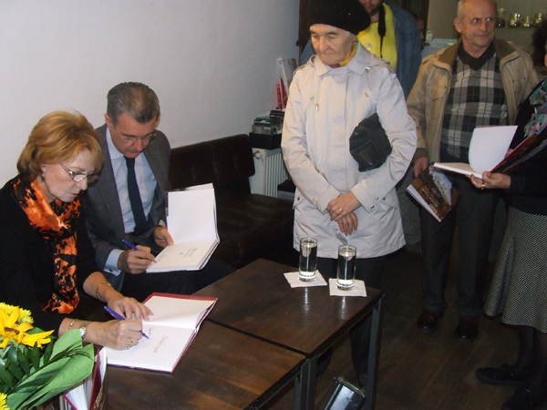 joi 6 nov. Principesa Margareta si Principele Radu dand autografe la Timisoara DSCF9960