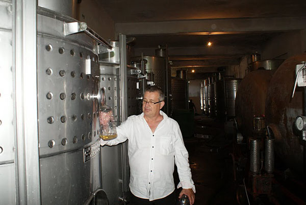 mircea dinescu lanseaza colectie de vinuri la UMF Timisoara