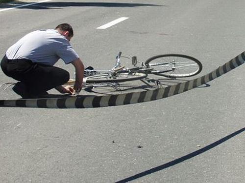 biciclist acrosat pe strada