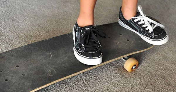 670px-Basic-skateboard-Step-1