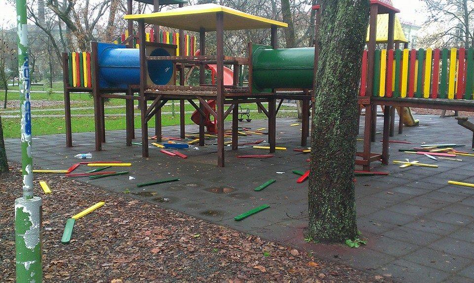 parcul-copiilor-arad-vandalizat